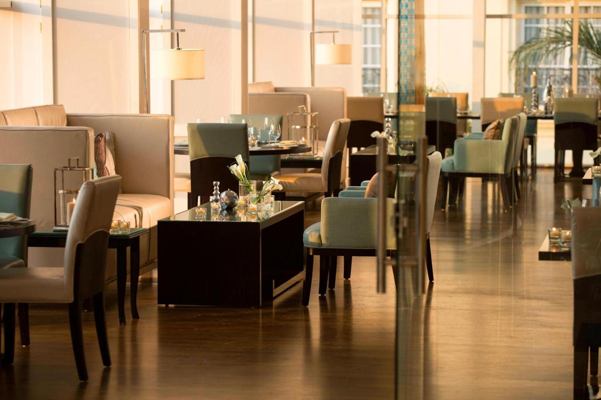 Renaissance Cairo Mirage City Hotel Exterior foto The lounge at the airport